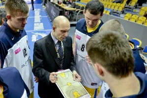 Trefl ma dłuższą ławkę i wygra derby?