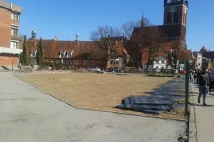 Zasypano część dziury przed NOT-em. Pojawił się plac miejski
