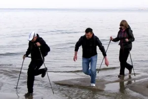 Żwawy marsz po trójmiejskiej plaży