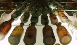 Zbiera butelki ze starych browarów