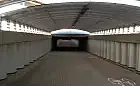Samochody i 10 kamer w tunelu dla pieszych na Rudnikach