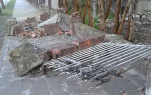 Złomiarze zniszczyli ogrodzenie przy ul. Słowackiego
