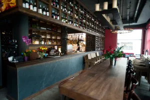 Przestrzeń ul. Szerokiej ożyła z nadejściem wiosny. Trzy nowe restauracje w Gdańsku