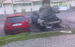Spalony samochód na osiedlu Olimp w Kowalach