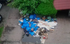 Śmieci już zalegają na podwórkach