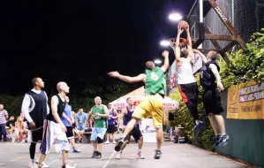 Nocny streetball z udziałem zawodowców