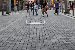 Krzesło z aluminium czy kaszmiru? Trendy w siedziskach