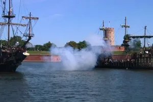 Historyczne inscenizacje na wodzie: bitwy morskie przyciągnęły tłumy