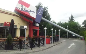 Słup reklamowy przewrócił się na budynek baru KFC w Gdyni