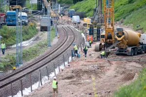 Remontują tory, stawiają fundamenty, tną kładkę - prace na Targu Siennym i Rakowym