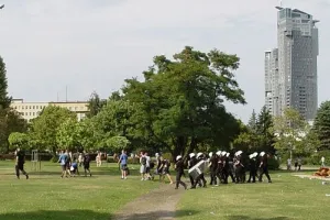 Postępowania dyscyplinarne ośmiu policjantów po bójce na gdyńskiej plaży