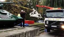 Rzeźba gwałcącego żołnierza usunięta po kilku godzinach