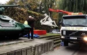 Rzeźba gwałcącego żołnierza usunięta po kilku godzinach
