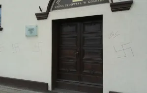 Swastyki na synagodze w Gdańsku
