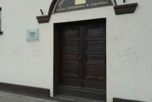 Swastyki na synagodze w Gdańsku
