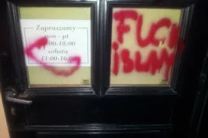 Antyislamskie hasła na gdyńskim sklepie