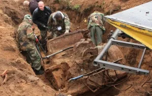 Ciężarówka Wehrmachtu odkopana na terenie jednostki wojskowej w Gdyni