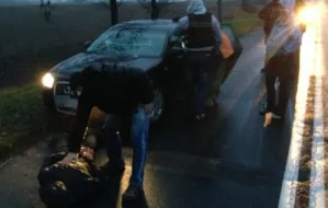 Złodzieje samochodów próbowali przejechać policjanta, staranowali bramki na autostradę