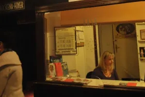 Taniej do teatru z wejściówką. Jak ją zdobyć?