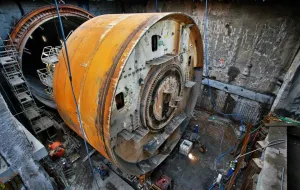 Maszyna-kret w częściach opuszcza pierwszą nitkę tunelu pod Martwą Wisłą