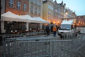 Nielegalny ogródek piwny na Długim Targu został zasłonięty