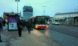 Chaotycznie podjeżdżające autobusy utrudniają życie pasażerom