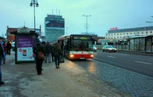 Chaotycznie podjeżdżające autobusy utrudniają życie pasażerom