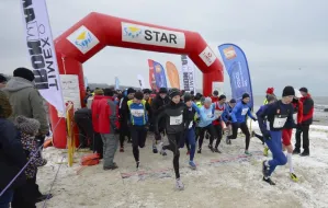 Zimowa sceneria sopockiego biegu po plaży