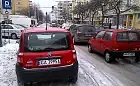 Parkujący na ulicy blokują ważne skrzyżowanie w Gdyni