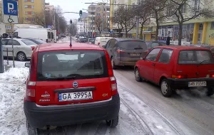 Parkujący na ulicy blokują ważne skrzyżowanie w Gdyni