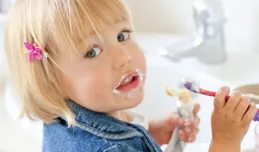 Pytamy stomatologów,  jak dbać o zęby dziecka