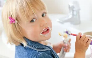 Pytamy stomatologów,  jak dbać o zęby dziecka