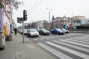 Stoisz długo na czerwonym? Podjedź do linii
