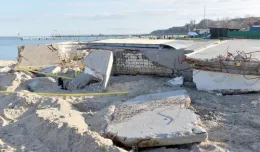 Zniszczona przystań winna zanieczyszczeniu plaż na półwyspie
