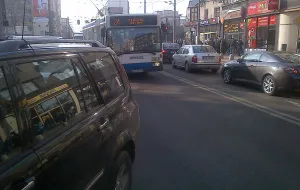Kierowca trolejbusu: parkujący blokują Świętojańską