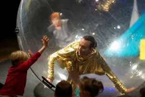 Kula w krainie linii prostych. O "Tam i tu" Teatru Miniatura