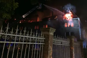Nocny pożar budynku dawnych koszar we Wrzeszczu