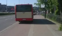 Autobusy parkują na drodze rowerowej
