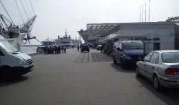Auta na Nabrzeżu Pomorskim przeszkadzają spacerowiczom