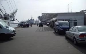 Auta na Nabrzeżu Pomorskim przeszkadzają spacerowiczom