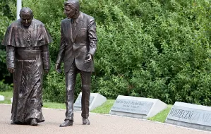 Replika pomnika Jana Pawła II i Reagana trafi do Berlina