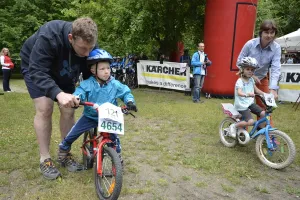 Stu uczestników w kolarskim Family Cup