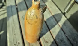 Archeolodzy wydobyli 200-letnią butelkę wody mineralnej
