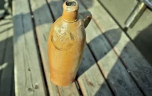Archeolodzy wydobyli 200-letnią butelkę wody mineralnej