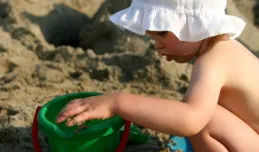 Dziecięca goła pupa na plaży. Gdzie jest granica?
