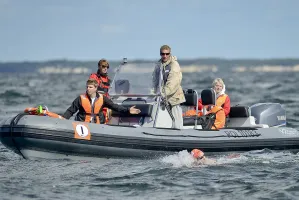 Popłyną w niedzielę wzdłuż plaży w Gdyni