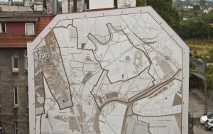 Mapa Gdańska z czapką i spodenkami na Dolnym Mieście