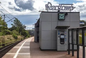 Oryginalne szyldy na SKM Redłowo i gdyńskiej YMC-e