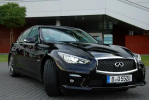 Infiniti Q50. Z prądem, ale pod prąd