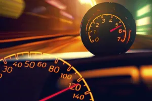 Samochód rajdowy pojechał 200 km/h leśnym odcinkiem ul. Słowackiego